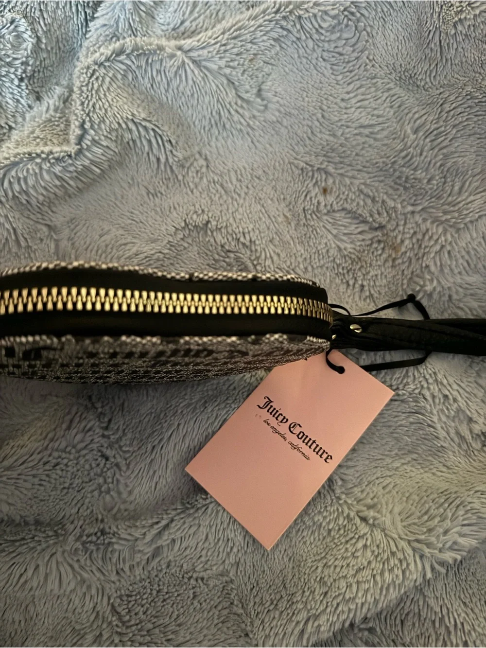 New with tags Juicy Couture heart-shaped wristlet 🖤✨